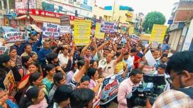 नगर निगम की सीलिंग के खिलाफ अवधपुरी के व्यापारियों का प्रदर्शन, दुकानें बंद कर निकाला मार्च