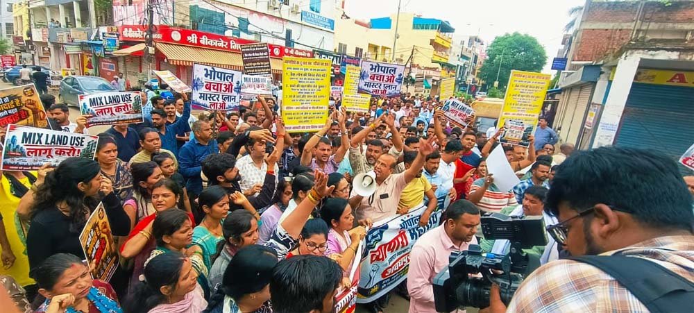 नगर निगम की सीलिंग के खिलाफ अवधपुरी के व्यापारियों का प्रदर्शन, दुकानें बंद कर निकाला मार्च