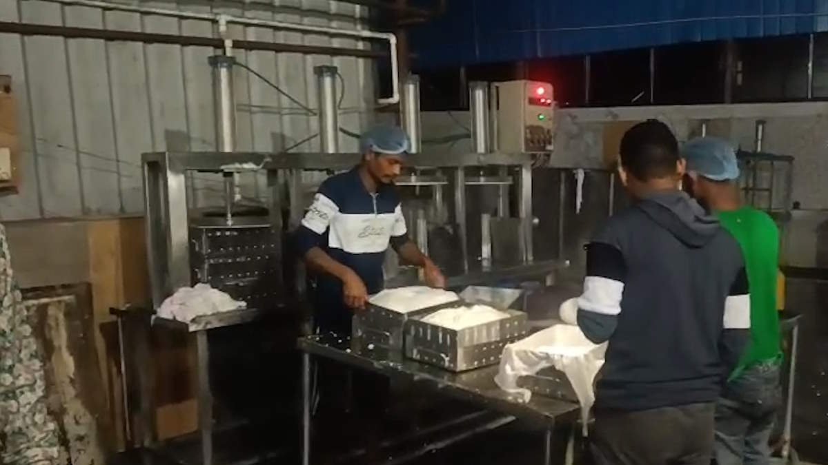 पनीर पर प्रतिबंध के बाद बड़ी कार्रवाई: महासमुंद में वैद्य फूड प्रोडक्ट पर छापा, 300 किलो पनीर सील