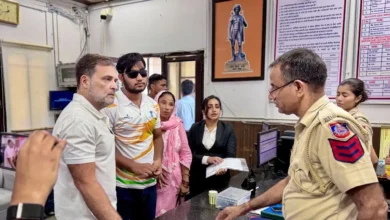 राहुल गांधी की मांग दिल्ली पुलिस ने मानी, पैलेट गन मामले में दर्ज कर रही FIR