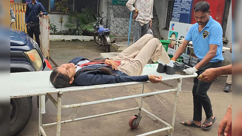 यात्री बस और स्कूल बस की जोरदार भिड़ंत, चार स्कूली बच्चों समेत 16 लोग घायल, कलेक्टर-एसपी पहुंचे अस्पताल