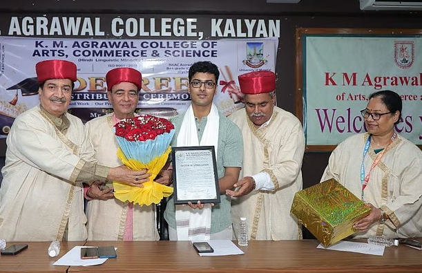 ठाणे के K.M. अग्रवाल कॉलेज में डिग्री प्रमाणपत्र वितरण, UPSC चयनित छात्र प्रशांत मिस्त्री हुए सम्मानित