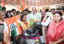 उप मुख्यमंत्री ने 11 दिव्यांगजनों को तिपहिया स्कूटी, सर्प मित्रों को दिए सुरक्षा किट