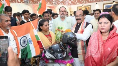 उप मुख्यमंत्री ने 11 दिव्यांगजनों को तिपहिया स्कूटी, सर्प मित्रों को दिए सुरक्षा किट उप मुख्यमंत्री ने 11 दिव्यांगजनों को तिपहिया स्कूटी, सर्प मित्रों को दिए सुरक्षा किट