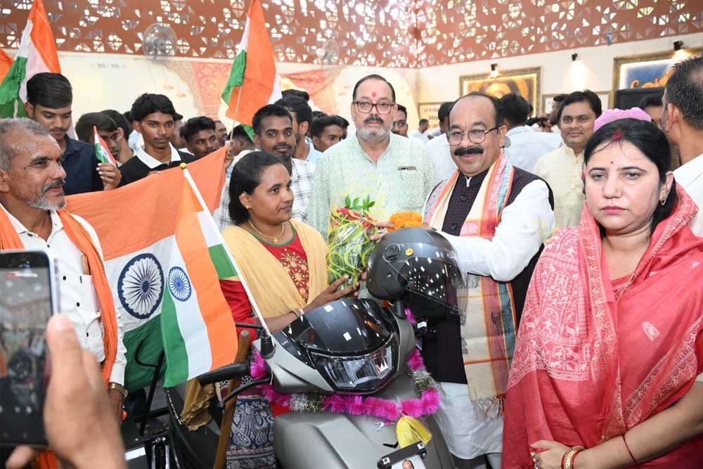 उप मुख्यमंत्री ने 11 दिव्यांगजनों को तिपहिया स्कूटी, सर्प मित्रों को दिए सुरक्षा किट उप मुख्यमंत्री ने 11 दिव्यांगजनों को तिपहिया स्कूटी, सर्प मित्रों को दिए सुरक्षा किट