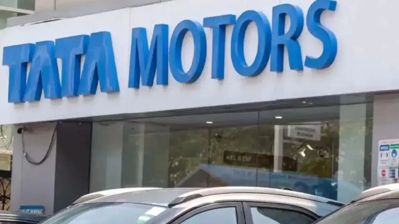 बिक्री बढ़ने के बाद भी Tata Motors को लगा तगड़ा झटका, मुनाफे में 80% की आई भारी गिरावट बिक्री बढ़ने के बाद भी Tata Motors को लगा तगड़ा झटका, मुनाफे में 80% की आई भारी गिरावट