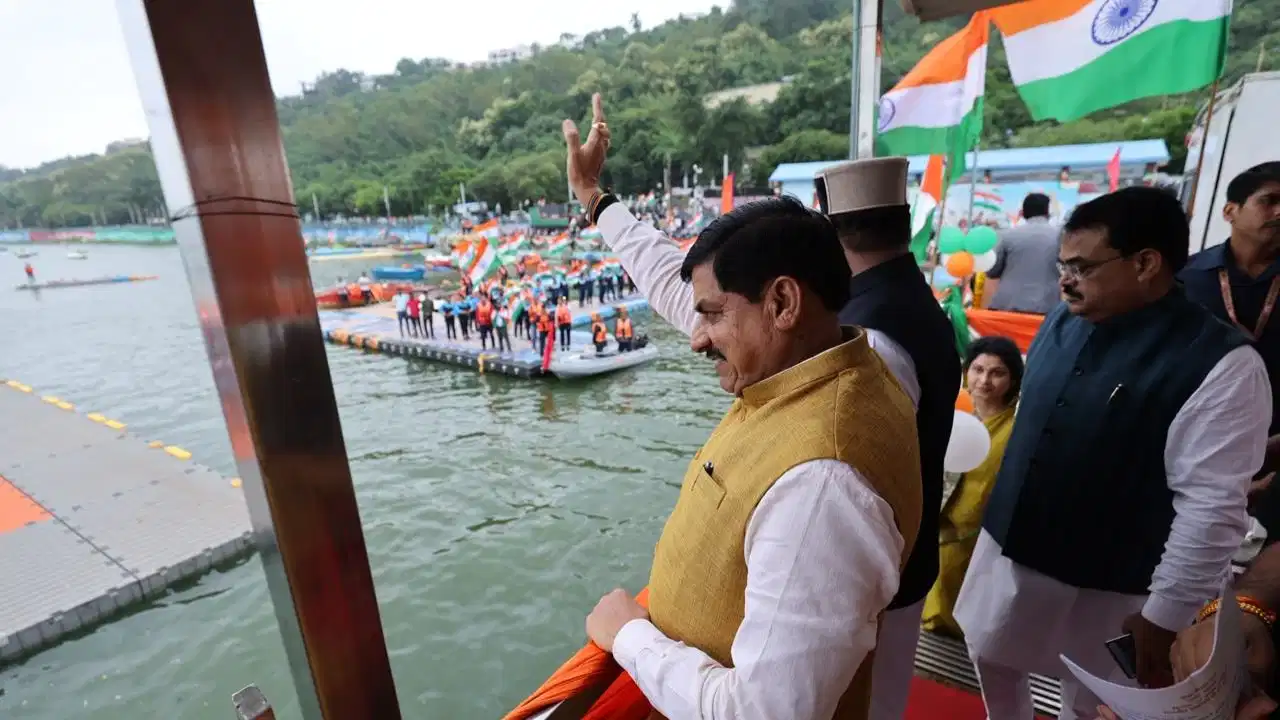 बोट क्लब पर निकली नौका तिरंगा यात्रा… धरती-जल-नभ में दिखा रंगारंग नजारा, सरकार ने बताया- नए संकल्प का समय
