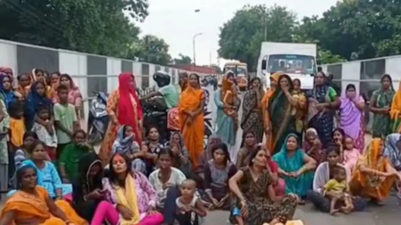 बाबाधाम जल चढ़ाने गए गोरखपुर के युवक की तालाब में मिली लाश, हत्या का आरोप… परिजनों ने जाम की सड़क बाबाधाम जल चढ़ाने गए गोरखपुर के युवक की तालाब में मिली लाश, हत्या का आरोप… परिजनों ने जाम की सड़क