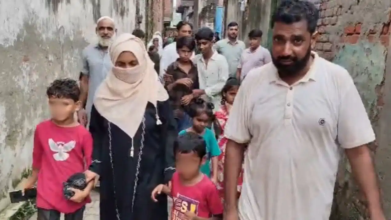 अनोखी प्रेम कहानी: 6 बच्चों के पिता को 3 बच्चों की मां, से हुआ प्यार, पंचायत के बाद 9 बच्चों के कुनबे की अनोखी विदाई अनोखी प्रेम कहानी: 6 बच्चों के पिता को 3 बच्चों की मां, से हुआ प्यार, पंचायत के बाद 9 बच्चों के कुनबे की अनोखी विदाई