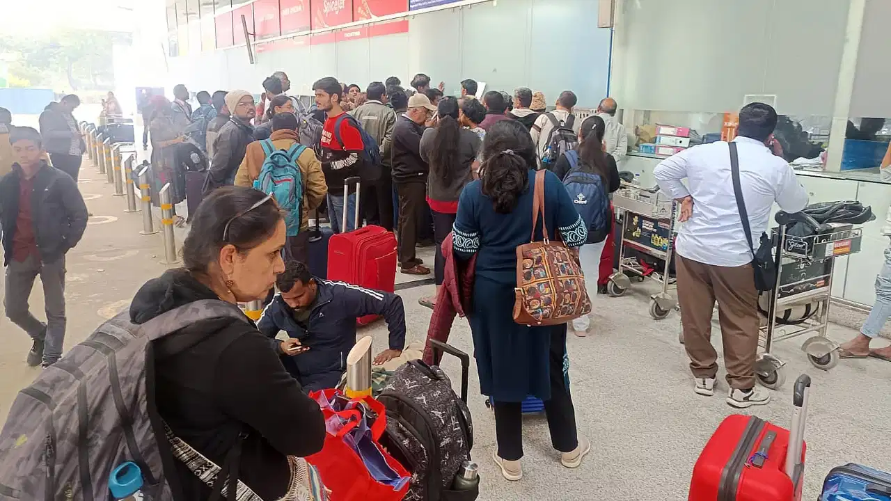 एयरपोर्ट पर चेकिंग के दौरान चली गोली… क्या फ्लाइट में लाइसेंसी हथियार ले जाना है वैध?