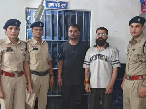 दुर्ग के इंदिरा मार्केट में नकली सिगरेट का कारोबार पकड़ा, 2 आरोपी गिरफ्तार दुर्ग के इंदिरा मार्केट में नकली सिगरेट का कारोबार पकड़ा, 2 आरोपी गिरफ्तार
