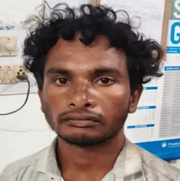 सरगुजा में बेटे ने मां-बाप को कुल्हाड़ी से काटा : शव बोरे में बांधे, बदबू रोकने गोबर से कमरे की लिपाई की सरगुजा में बेटे ने मां-बाप को कुल्हाड़ी से काटा : शव बोरे में बांधे, बदबू रोकने गोबर से कमरे की लिपाई की