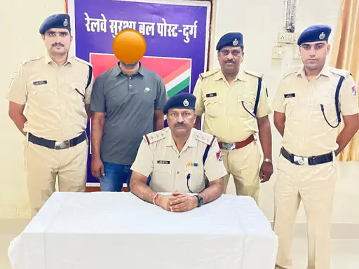 19 साल पुराने केस का आरोपी सऊदी से लौटा, RPF ने किया गिरफ्तार; ओडिशा से भी 11 साल पुराने मामले का आरोपी पकड़ा