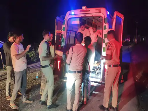 बलरामपुर में भीषण सड़क हादसा, पिकअप और ट्रक की टक्कर में 3 मजदूरों की मौत, 7 गंभीर घायल