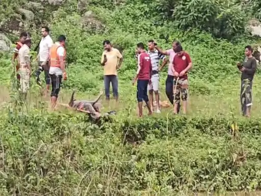 मैनपाट में बाइक से नदी पार करने की कोशिश के दौरान हादसा, स्थानीय युवक ने युवती को रस्सी से बचाया