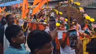 सावन सोमवारी-मुजफ्फरपुर के गरीबनाथ में हेलिकॉप्टर से फूलों की बारिश सावन सोमवारी-मुजफ्फरपुर के गरीबनाथ में हेलिकॉप्टर से फूलों की बारिश