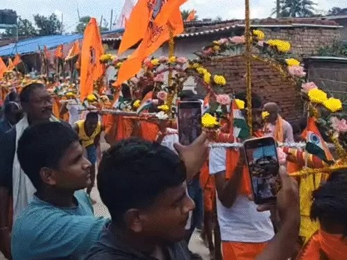 सावन सोमवारी-मुजफ्फरपुर के गरीबनाथ में हेलिकॉप्टर से फूलों की बारिश सावन सोमवारी-मुजफ्फरपुर के गरीबनाथ में हेलिकॉप्टर से फूलों की बारिश