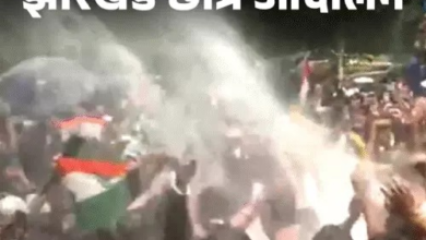 झारखंड विधानसभा के सामने पहुंचे छात्र,वाटर कैनन पर डांस किया:कंटीले तार की बैरिकेडिंग पर चढ़े, 9 दिन से अनशन पर बैठे देवेंद्रनाथ भी शामिल झारखंड विधानसभा के सामने पहुंचे छात्र,वाटर कैनन पर डांस किया:कंटीले तार की बैरिकेडिंग पर चढ़े, 9 दिन से अनशन पर बैठे देवेंद्रनाथ भी शामिल