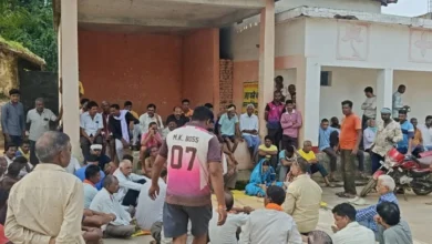 धर्म बदला तो अंतिम संस्कार पर विवाद: धमतरी में महिला की मौत के बाद ग्रामीणों ने रखी धर्म वापसी की शर्त, पुलिस तैनात धर्म बदला तो अंतिम संस्कार पर विवाद: धमतरी में महिला की मौत के बाद ग्रामीणों ने रखी धर्म वापसी की शर्त, पुलिस तैनात