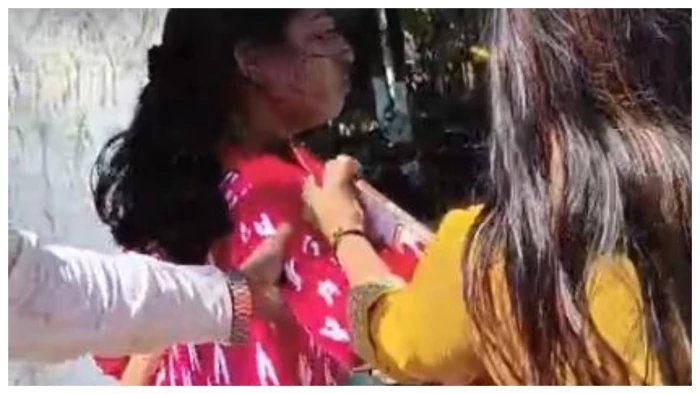 बिलासपुर में पारिवारिक कलह सड़क पर आई: कलेक्टोरेट के सामने ननद-भौजाई में मारपीट, बच्चों को छोड़कर पिता फरार बिलासपुर में पारिवारिक कलह सड़क पर आई: कलेक्टोरेट के सामने ननद-भौजाई में मारपीट, बच्चों को छोड़कर पिता फरार