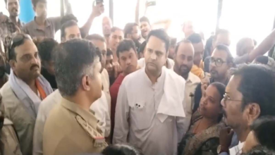 सरपंच के खिलाफ अविश्वास प्रस्ताव पर बवाल, ग्रामीणों ने किया थाने का घेराव, धरने पर बैठे पूर्व मंत्री उमेश पटेल