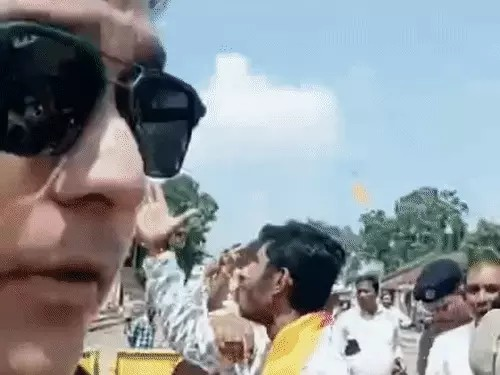 दंतेश्वरी मंदिर के सामने BJP-कांग्रेस कार्यकर्ता भिड़े, नारेबाजी के बाद धक्का-मुक्की