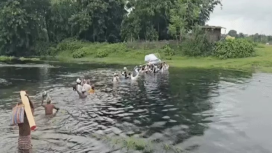 सिर के ऊपर पानी में जनाजा ले जा रहे ग्रामीण;VIDEO:किशनगंज में खकुआ नदी पर पुल बनवाने की मांग, जान जोखिम में डालकर शमशान जाते है लोग