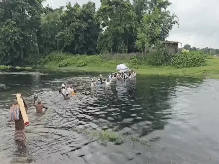 सिर के ऊपर पानी में जनाजा ले जा रहे ग्रामीण;VIDEO:किशनगंज में खकुआ नदी पर पुल बनवाने की मांग, जान जोखिम में डालकर शमशान जाते है लोग सिर के ऊपर पानी में जनाजा ले जा रहे ग्रामीण;VIDEO:किशनगंज में खकुआ नदी पर पुल बनवाने की मांग, जान जोखिम में डालकर शमशान जाते है लोग