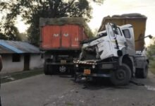 पेंड्रा-रतनपुर मार्ग पर दो कोयला ट्रेलरों की भिड़ंत, चालक घायल; पथराव से कई वाहनों के शीशे टूटे