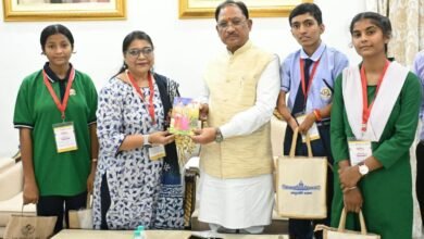 राष्ट्रपति से मिलकर लौटे छत्तीसगढ़ के प्रतिभावान छात्र CM साय से मिले: नुकेश को द्रौपदी मुर्मु ने बांधी राखी, छात्राओं ने किया सुवा नृत्य राष्ट्रपति से मिलकर लौटे छत्तीसगढ़ के प्रतिभावान छात्र CM साय से मिले: नुकेश को द्रौपदी मुर्मु ने बांधी राखी, छात्राओं ने किया सुवा नृत्य
