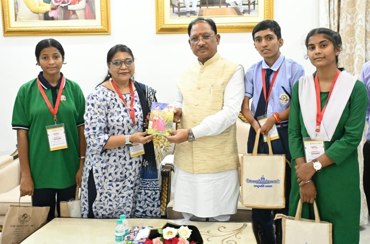 राष्ट्रपति से मिलकर लौटे छत्तीसगढ़ के प्रतिभावान छात्र CM साय से मिले: नुकेश को द्रौपदी मुर्मु ने बांधी राखी, छात्राओं ने किया सुवा नृत्य राष्ट्रपति से मिलकर लौटे छत्तीसगढ़ के प्रतिभावान छात्र CM साय से मिले: नुकेश को द्रौपदी मुर्मु ने बांधी राखी, छात्राओं ने किया सुवा नृत्य