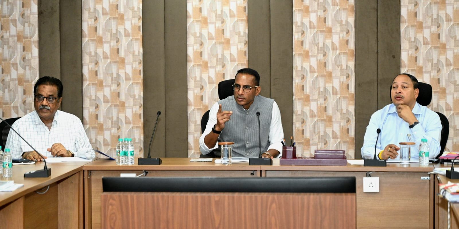 PWD सचिव ने पुल-पुलियों और हाईवे निर्माण की समीक्षा की, नवंबर तक टेंडर और जनवरी तक नए काम शुरू करने का लक्ष्य PWD सचिव ने पुल-पुलियों और हाईवे निर्माण की समीक्षा की, नवंबर तक टेंडर और जनवरी तक नए काम शुरू करने का लक्ष्य