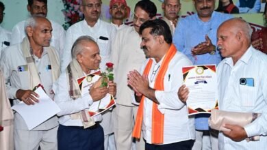 कवर्धा में 108 शिक्षकों का सम्मान, विजय शर्मा ने गुरुजनों के चरण स्पर्श कर लिया आशीर्वाद, बोले- शिक्षक समाज के अग्रणी राष्ट्र निर्माता कवर्धा में 108 शिक्षकों का सम्मान, विजय शर्मा ने गुरुजनों के चरण स्पर्श कर लिया आशीर्वाद, बोले- शिक्षक समाज के अग्रणी राष्ट्र निर्माता