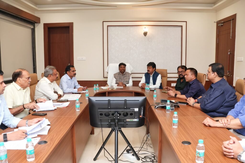 बस किराया बढ़ाने की मांग पर केदार कश्यप का आश्वासन : जल्द होगा समाधान, महिला सुरक्षा के लिए ऑनलाइन ट्रैकिंग पर जोर बस किराया बढ़ाने की मांग पर केदार कश्यप का आश्वासन : जल्द होगा समाधान, महिला सुरक्षा के लिए ऑनलाइन ट्रैकिंग पर जोर