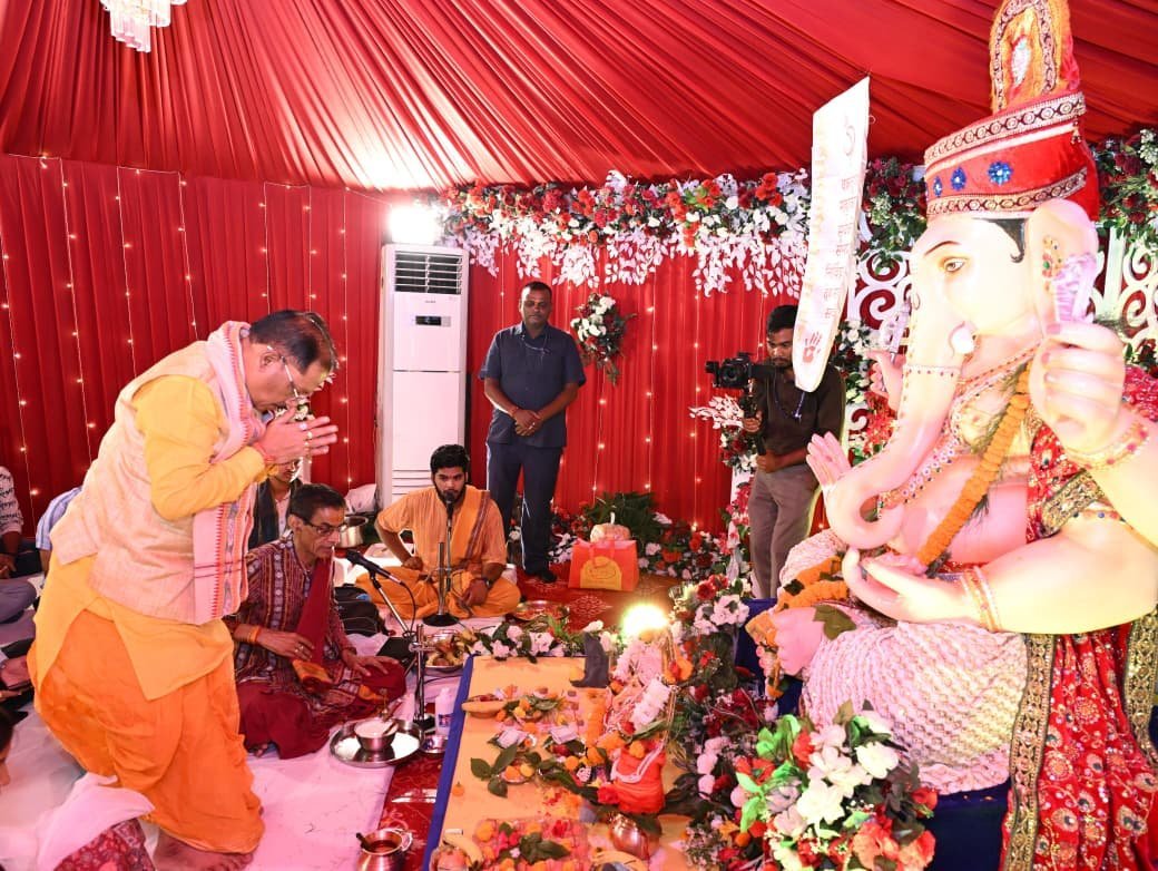 मुख्यमंत्री निवास में विराजे गणपति: विष्णु देव साय ने परिवार के साथ विधि-विधान से की पूजा, प्रदेशवासियों के सुख-समृद्धि की कामना