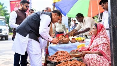 CM साय अचानक दीया बेच रही मीरा के पसरे पर पहुंचे: 1000 रुपए देकर खरीदा दीया, जनधन-महतारी वंदन योजना का पूछा हाल