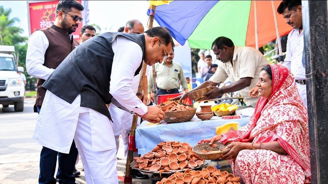 CM साय अचानक दीया बेच रही मीरा के पसरे पर पहुंचे: 1000 रुपए देकर खरीदा दीया, जनधन-महतारी वंदन योजना का पूछा हाल