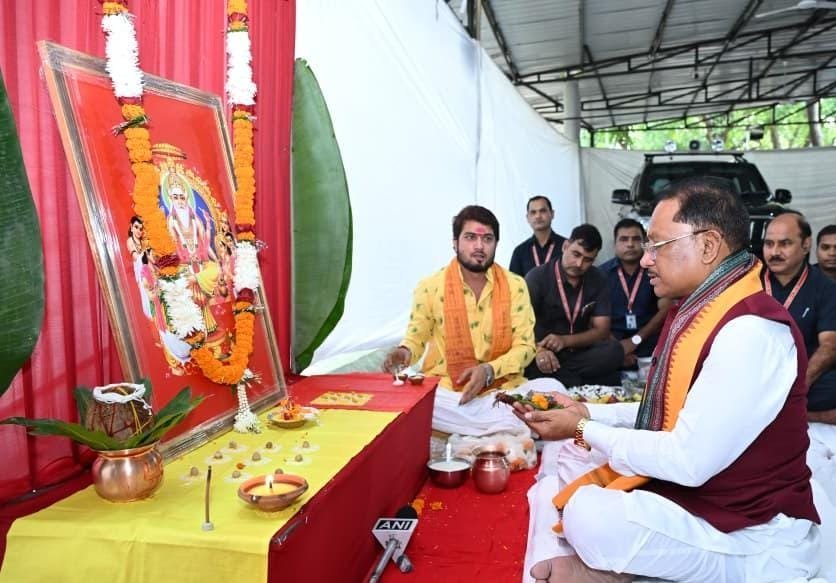 CM साय ने मुख्यमंत्री निवास में भगवान विश्वकर्मा की पूजा की, बोले- श्रम, कौशल और सृजन से ही समृद्ध छत्तीसगढ़ का निर्माण संभव