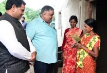 सेवा संकल्प अभियान में ग्रामीणों के बीच पहुंचे राजेश अग्रवाल : पक्के घर से बदली जिंदगी देखी, आयुष्मान लाभार्थी से भी मिले