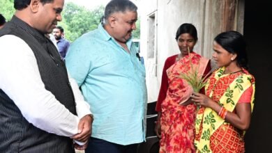 सेवा संकल्प अभियान में ग्रामीणों के बीच पहुंचे राजेश अग्रवाल : पक्के घर से बदली जिंदगी देखी, आयुष्मान लाभार्थी से भी मिले