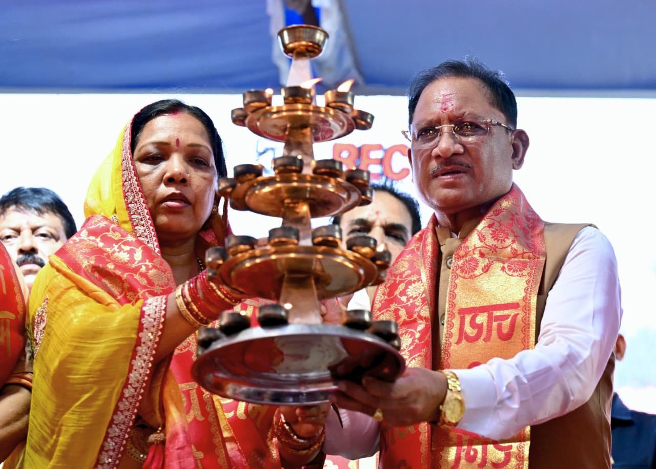 महादेव घाट पर सवा लाख ‘आशीर्वाद के दीये’ जले: पीएम मोदी के 76वें जन्मदिन पर सीएम साय ने की खारुन मैया की महाआरती