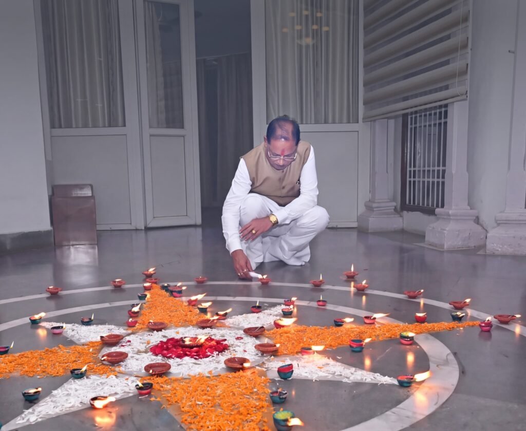 मोदी के जन्मदिन पर CM साय ने जलाया ‘आशीर्वाद का दीया’, कहा- राष्ट्रसेवा और जनकल्याण के 25 साल प्रेरणादायी