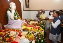 CM साय ने बनोरा आश्रम में पंगत में बैठकर प्रसाद ग्रहण किया : बाबा प्रियदर्शी राम से लिया आशीर्वाद, विद्या मंदिर के नए भवन का लोकार्पण
