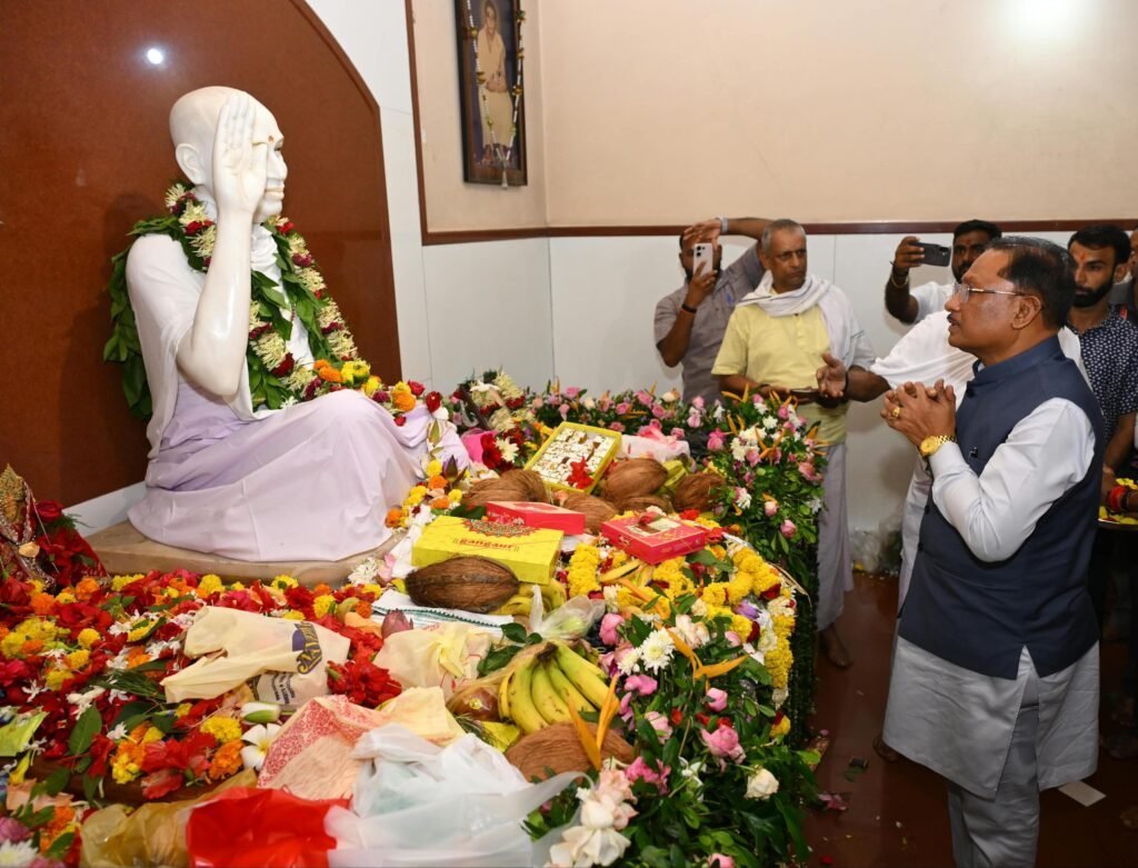 CM साय ने बनोरा आश्रम में पंगत में बैठकर प्रसाद ग्रहण किया : बाबा प्रियदर्शी राम से लिया आशीर्वाद, विद्या मंदिर के नए भवन का लोकार्पण