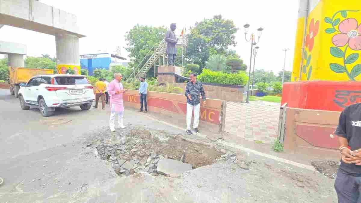 इंदौर की सड़कों की फिर खुलेगी पोल! पहली ही जांच में 19 में से 6 सड़कें फेल, गुणवत्ता पर उठे सवाल ? इंदौर की सड़कों की फिर खुलेगी पोल! पहली ही जांच में 19 में से 6 सड़कें फेल, गुणवत्ता पर उठे सवाल ?