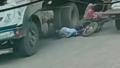 बाइक सवार को ट्रक ने मारी जोरदार टक्कर, नगर परिषद कर्मचारी की मौत; सामने आया CCTV
