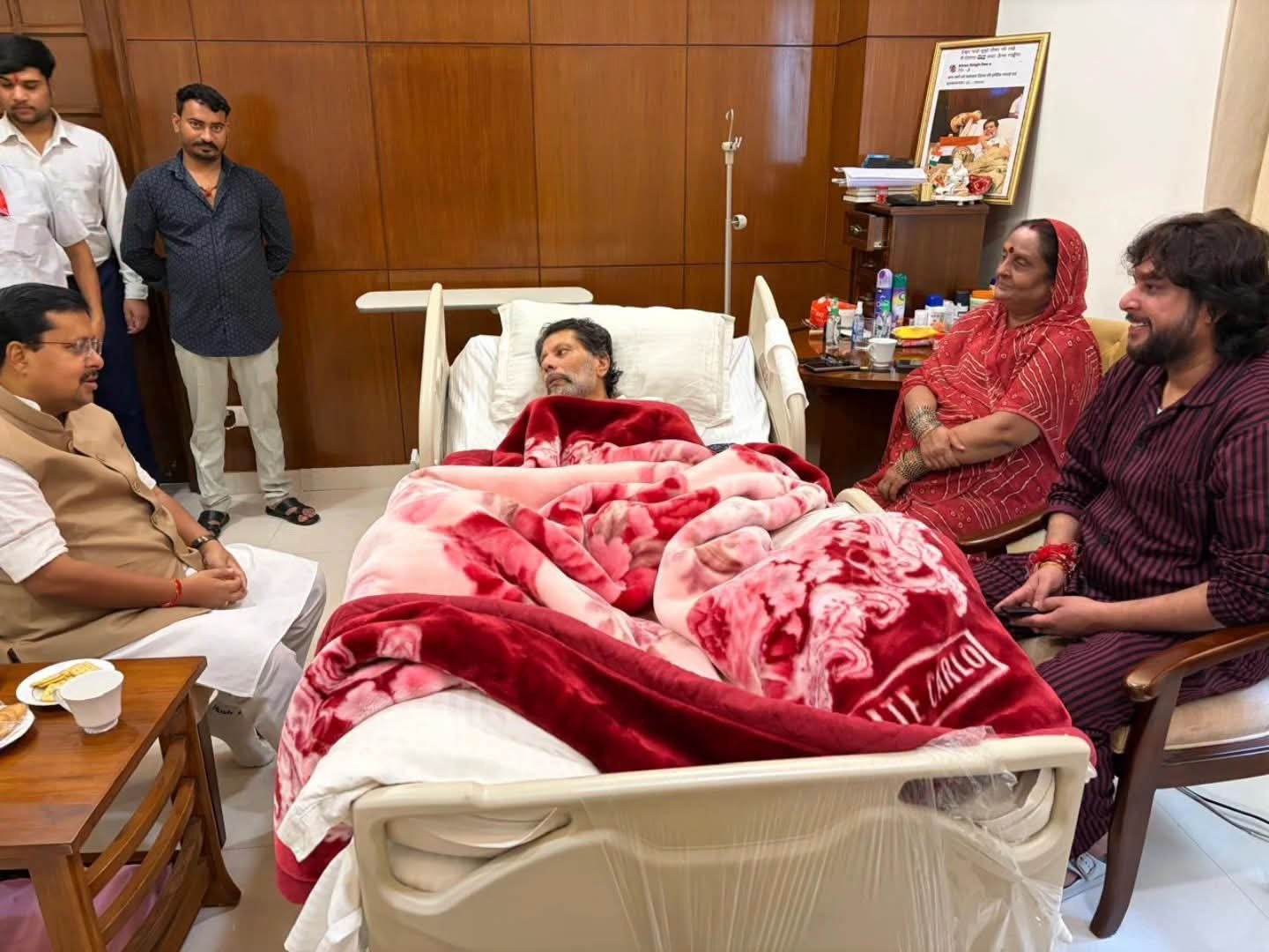किरण सिंह देव से नितिन नबीन की मुलाकात : स्वास्थ्य का जाना हाल और डॉक्टरों से लिया अपडेट किरण सिंह देव से नितिन नबीन की मुलाकात : स्वास्थ्य का जाना हाल और डॉक्टरों से लिया अपडेट