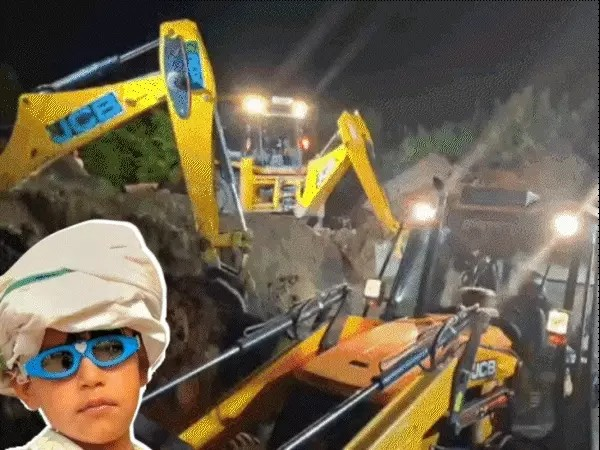 अलवर-पतंग लूट रहा था, 300 फीट गहरे बोरवेल में गिरा:48 फीट पर था मासूम, निकालने के लिए ग्रामीण को उल्टा लटकाया, 5 घंटे बाद रेस्क्यू