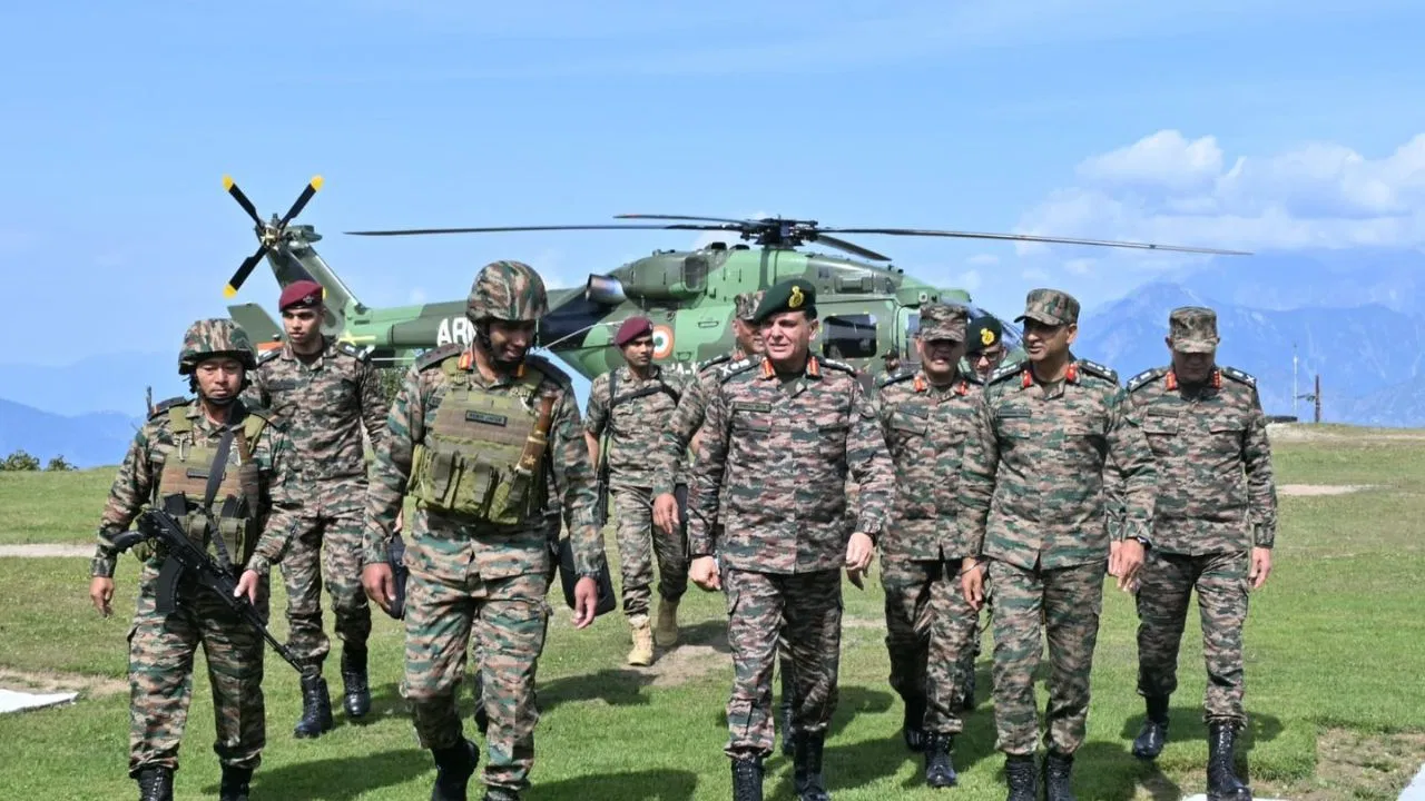 सर्दियों से पहले LoC पर सेना प्रमुख का दौरा, लिया ऑपरेशनल तैयारियों का जायजा सर्दियों से पहले LoC पर सेना प्रमुख का दौरा, लिया ऑपरेशनल तैयारियों का जायजा