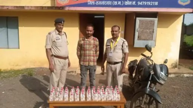 डोंगरगांव में 58 पौवा देशी शराब के साथ आरोपी गिरफ्तार, बाइक से ले जा रहा था शराब